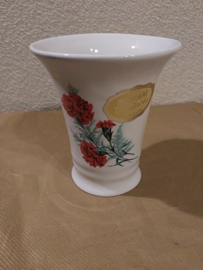 Mooi porseleinen vaasje met rode anjers, Ophalen of Verzenden