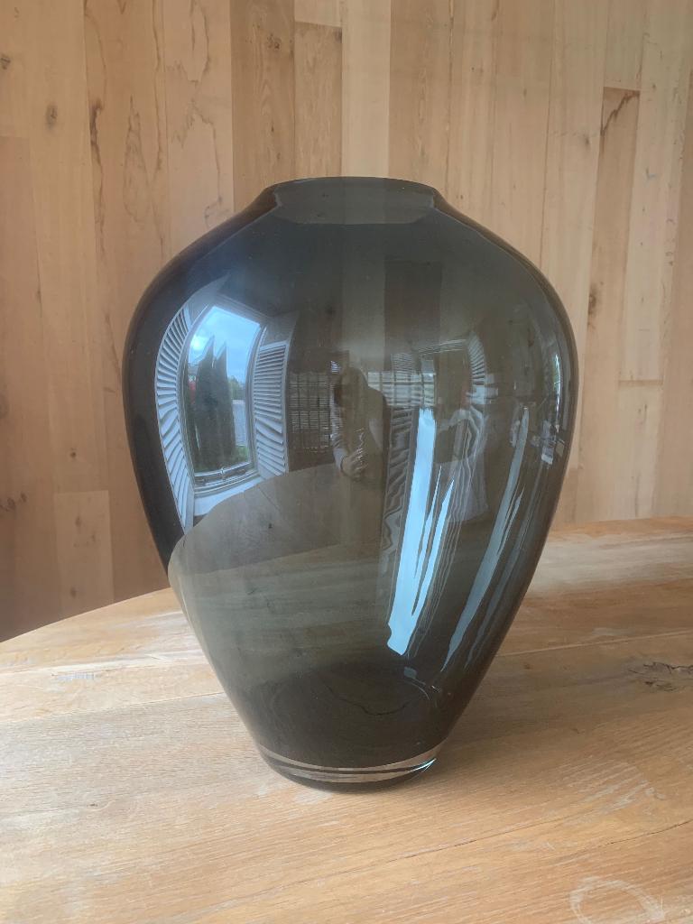 Vaas Ø33,5 x H43 cm. (Nieuw), Huis en Inrichting, Woonaccessoires | Vazen, Nieuw, Zwart, Minder dan 50 cm, Glas, Ophalen