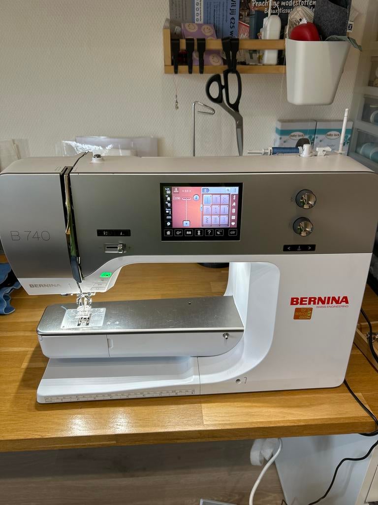 Bernina B740, Hobby en Vrije tijd, Naaimachines en Toebehoren, Ophalen, Zo goed als nieuw, Naaimachine, Bernina