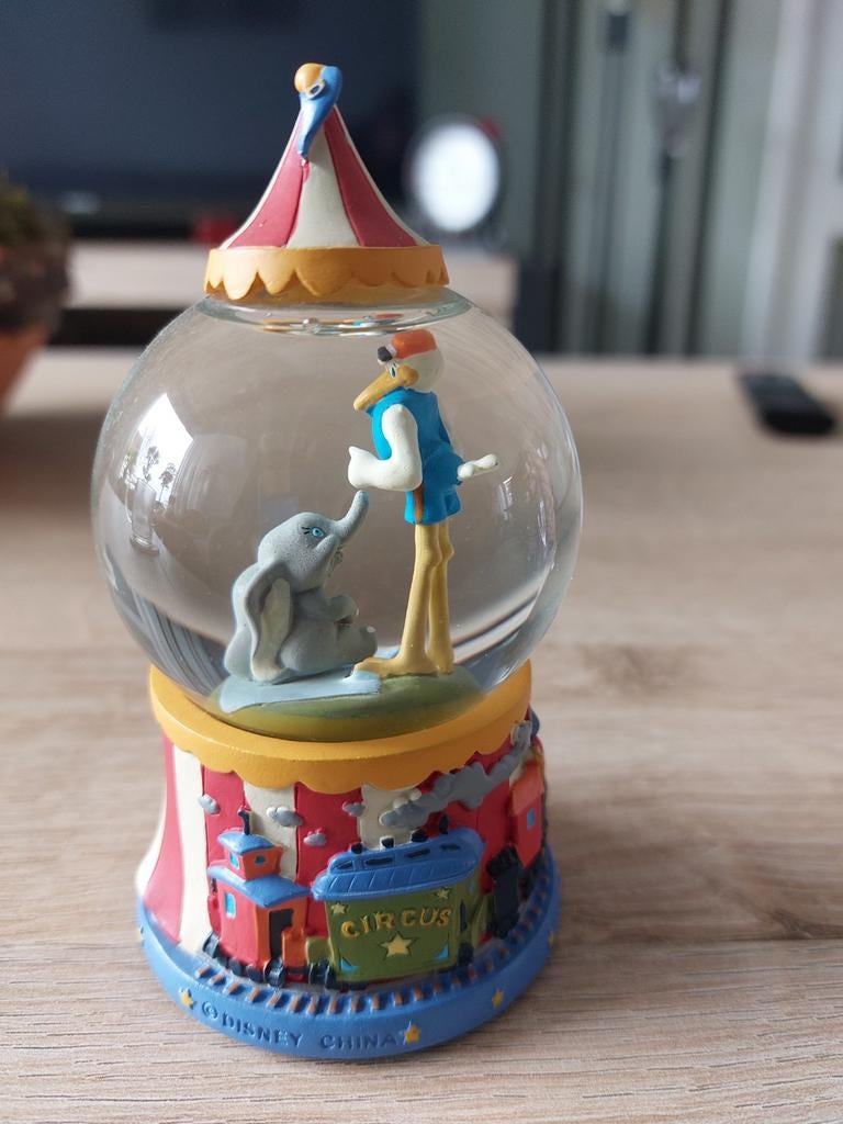 Disney snowglobe Dumbo, Verzamelen, Disney, Ophalen of Verzenden, Zo goed als nieuw, Beeldje of Figuurtje