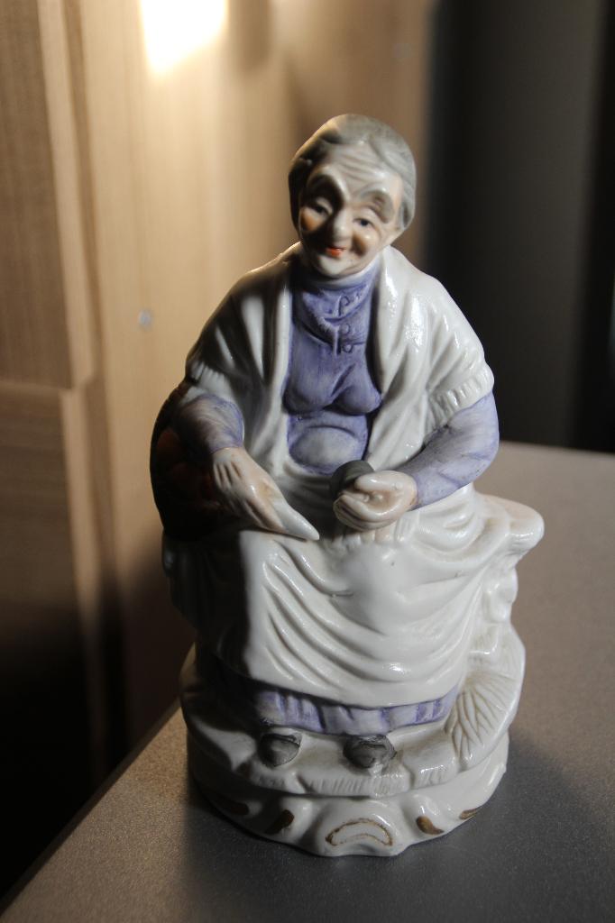 beeldje oude vrouw 17 cm, Verzamelen, Beelden en Beeldjes, Ophalen of Verzenden, Gebruikt, Mens