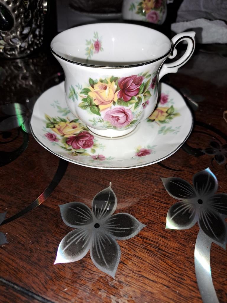 2x kop en schotels Royal Canterbury Madeleine Kop en Schotel, Huis en Inrichting, Keuken | Servies, Zo goed als nieuw, Kop(pen) en/of Schotel(s)