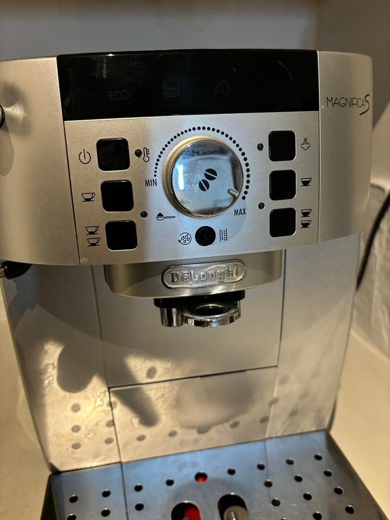 Zo goed als nieuwe DeLonghi Magnifica S koffiezetapparaat, Witgoed en Apparatuur, Koffiezetapparaten, Ophalen, Afneembaar waterreservoir