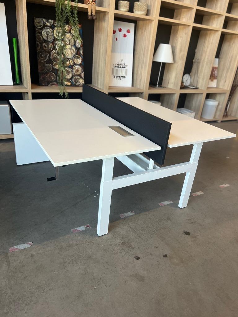 Ahrend duo-bureau slinger /stopcontact, 100 stuks, Verzenden, In hoogte verstelbaar, Gebruikt