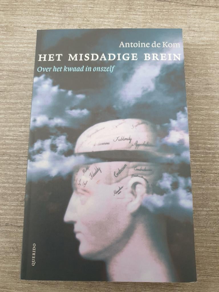Het Misdadige Brein - Antoine de Kom (Querido), Boeken, Overige Boeken, Gelezen, Ophalen of Verzenden