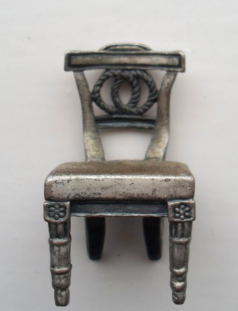 Tinnen stoel met naamkaarthouder. Zilvertin., Antiek en Kunst, Ophalen of Verzenden