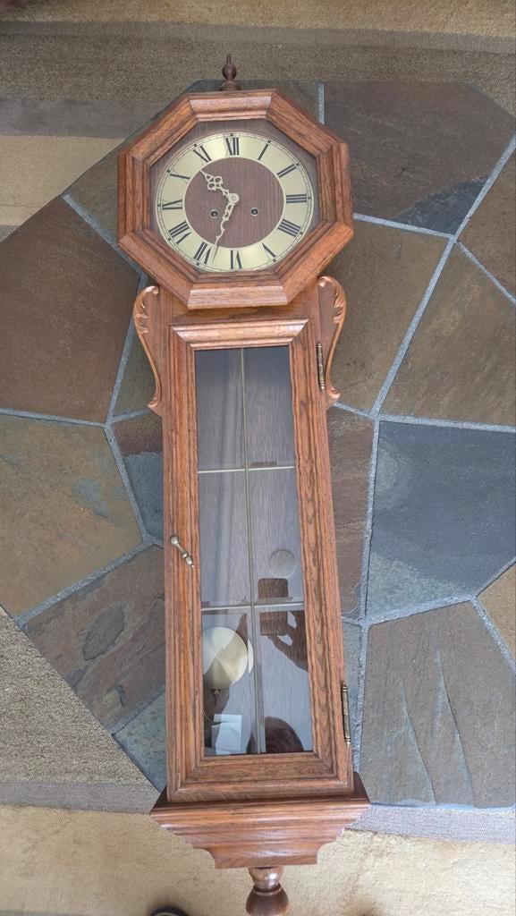 Klassieke houten wandklok met slinger, Ophalen