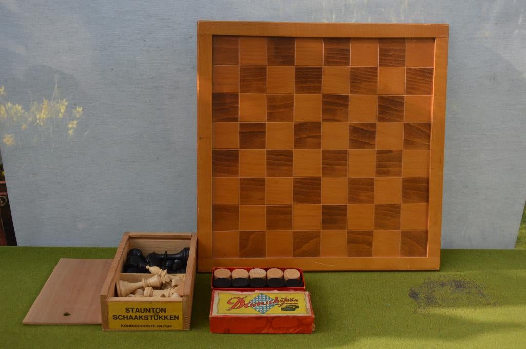 Vintage schaakbord met Staunton schaakstukken + damstenen, Een of twee spelers, Ophalen of Verzenden, Gebruikt, Staunton