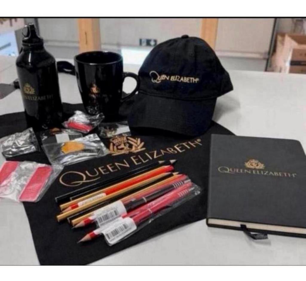 Queen elizabeth II 2 - Pakket, tas pet mok bidon pins boek, Overige typen, Nieuw, Ophalen of Verzenden, H