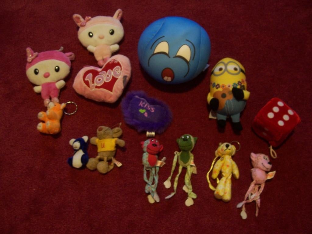 13 verschillende knuffels o.a. hart, minion, Ophalen of Verzenden, Gebruikt, Overige typen
