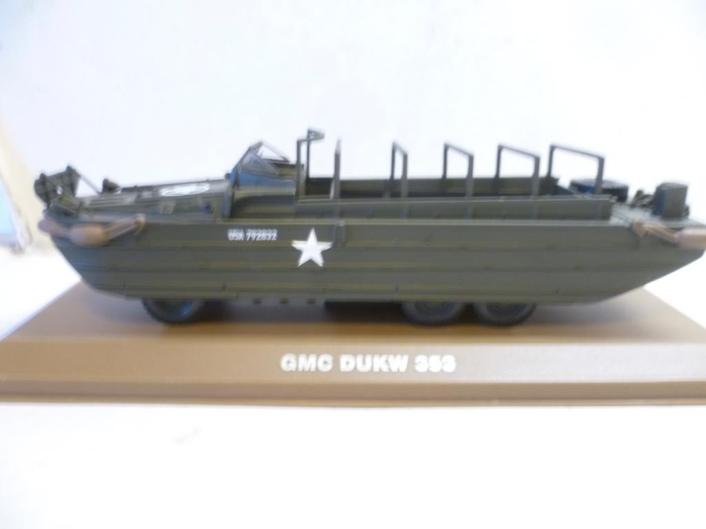 GMC DukW 353 Amfibie voertuig  21cm lang militair  in doos., Ophalen of Verzenden, Landmacht, Amerika, Miniatuur of Beeldje