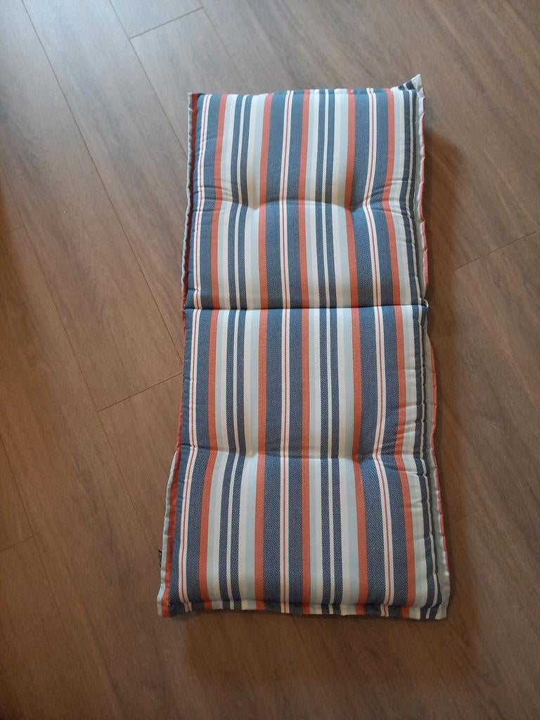 Tuinkussens lage rug in blauw/rood patroon, Tuin en Terras, Tuinmeubel-accessoires, Ophalen, Zo goed als nieuw