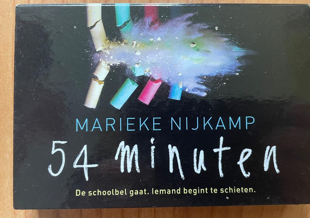 Dwarsligger, 54 minuten van Marieke Nijkamp, Boeken, Thrillers, Zo goed als nieuw, Ophalen of Verzenden