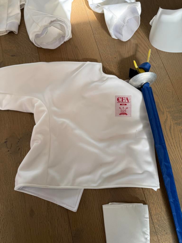 Scherm outfit maat 48/S (kind 7-10 jr) incl. floret, Sport en Fitness, Overige Sport en Fitness, Zo goed als nieuw, Ophalen of Verzenden