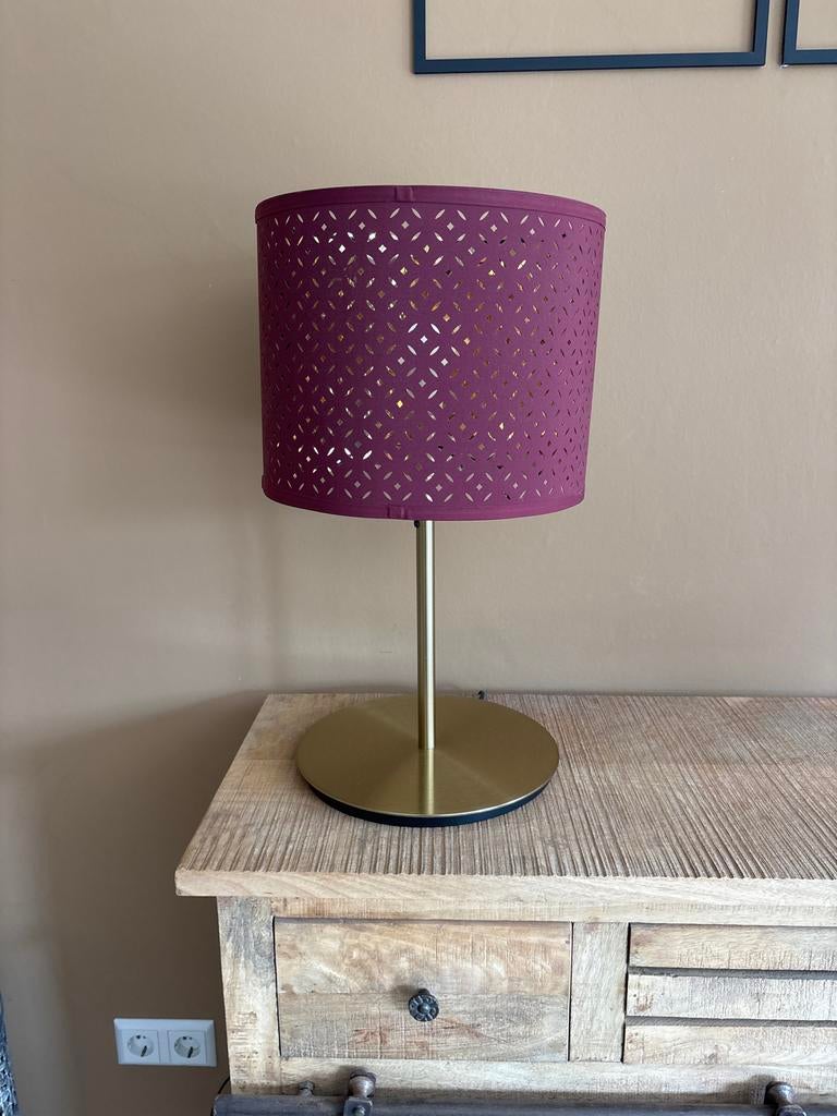 2 Ikea tafellampen, paars met goudkleurige voet, Ophalen, Gebruikt, Metaal, 50 tot 75 cm