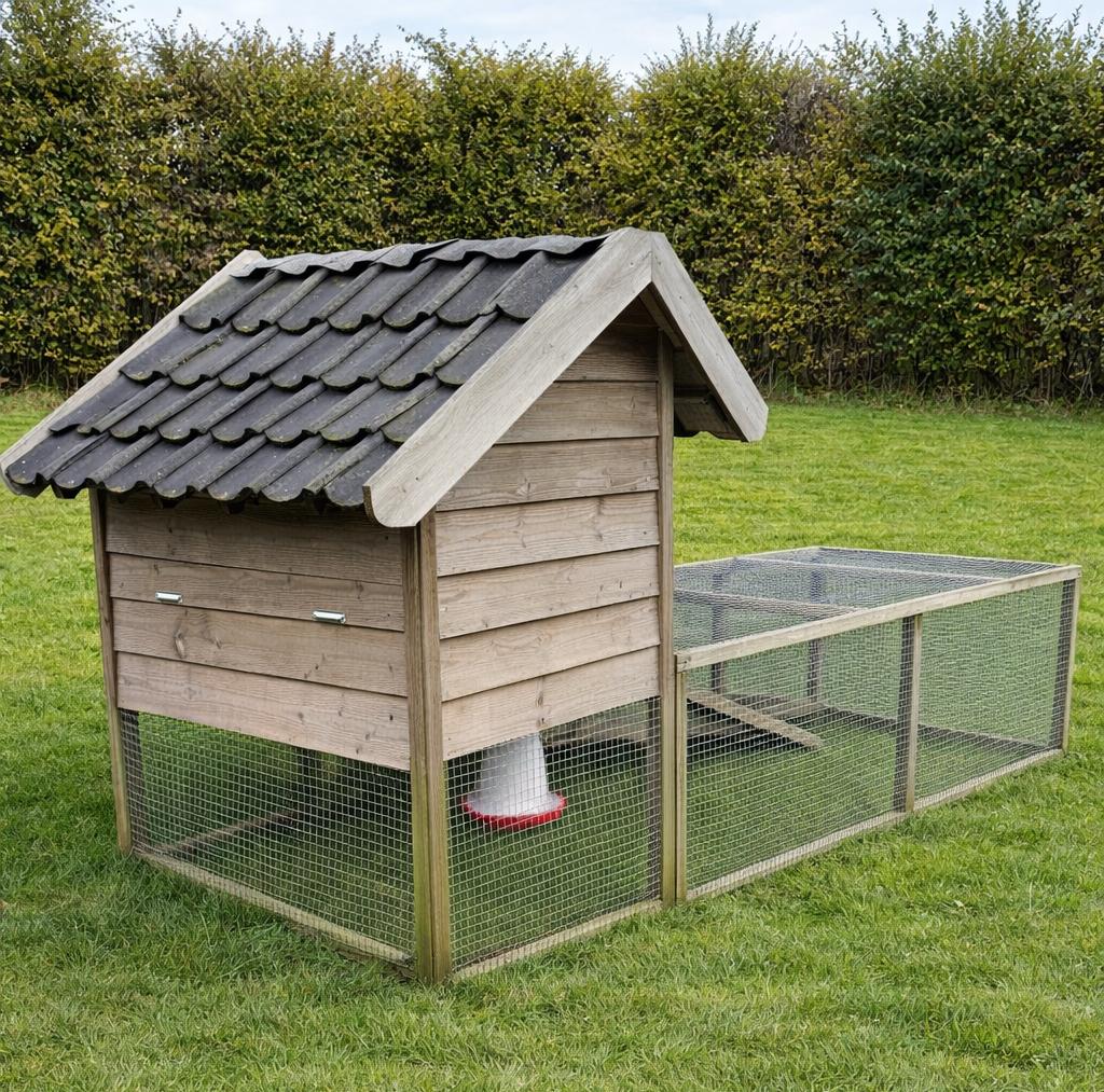 Kippenhok met ruime ren | dakpannendak met zinken daklijst, Dieren en Toebehoren, Ophalen, Zo goed als nieuw, Kippenhok of Kippenren