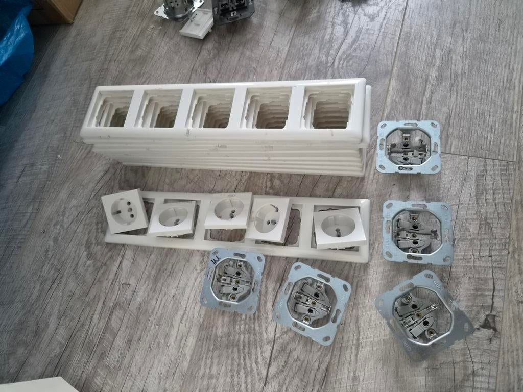 Gira stopcontacten en afdekramen, Ophalen of Verzenden, Gebruikt, Stopcontact