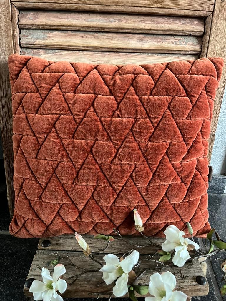 Oranje bruin sierkussen met driehoekjes patroon, Huis en Inrichting, Woonaccessoires | Kussens, Ophalen of Verzenden, Zo goed als nieuw