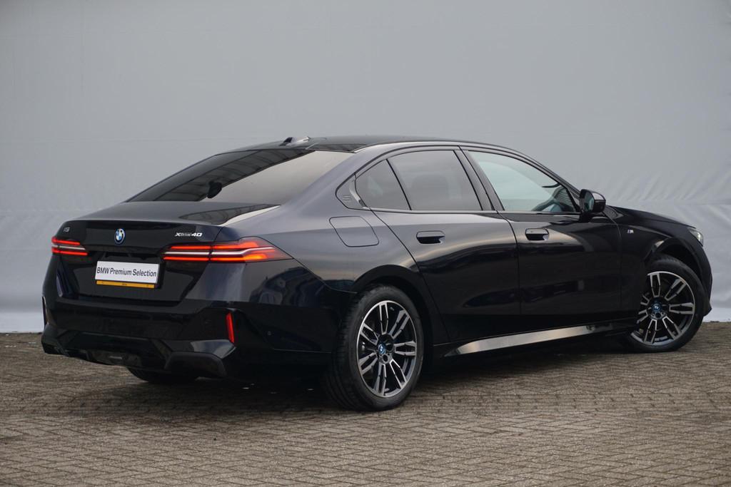 BMW i5 xDrive40 M Sportpakket 19'' / Panoramadak / Harman Ka, Stof, Zwart, 394 pk, Zwart