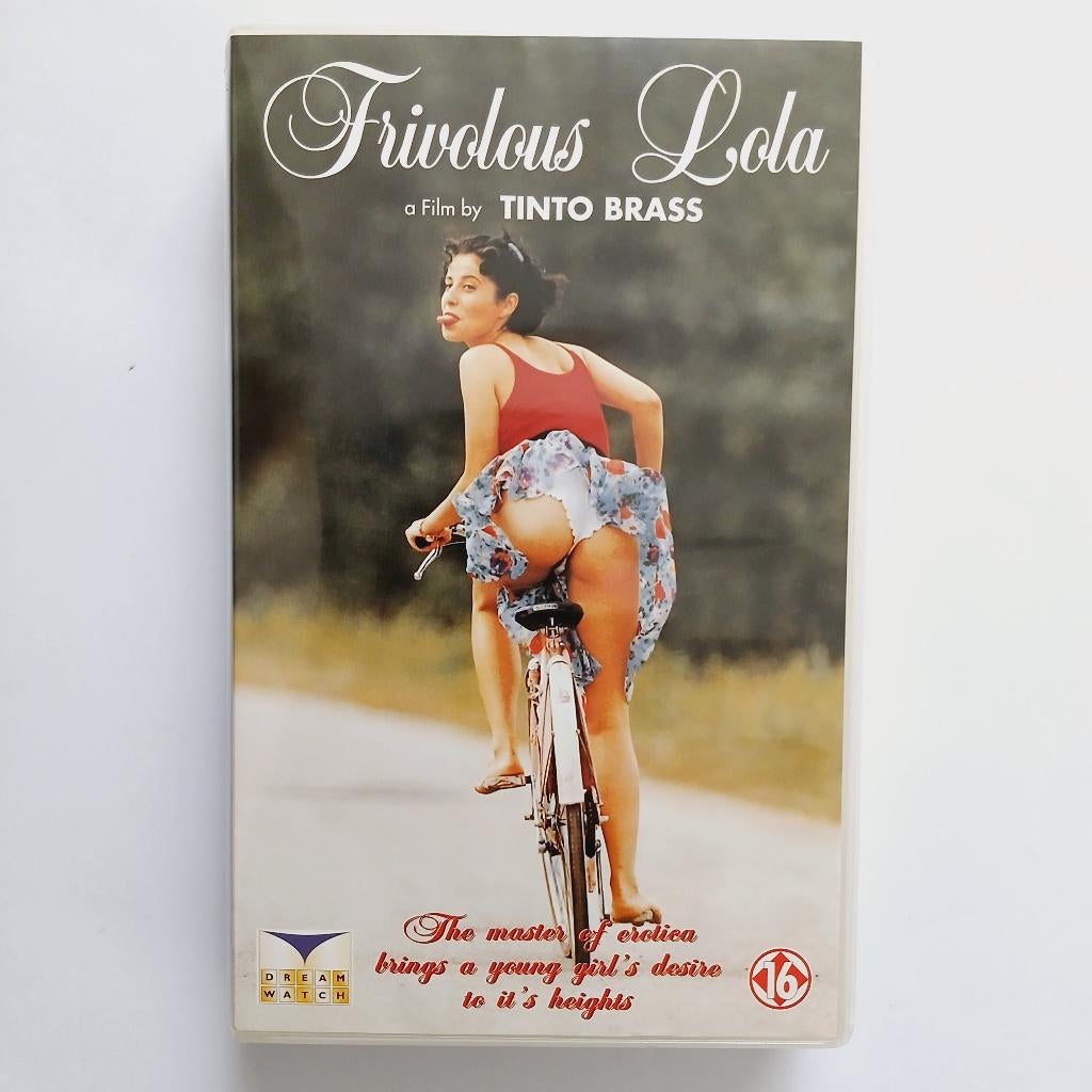 Frivolous Lola - NL retail vhs - DFW - Tinto Brass, Cd's en Dvd's, Alle leeftijden, Verzenden, Gebruikt, Komedie