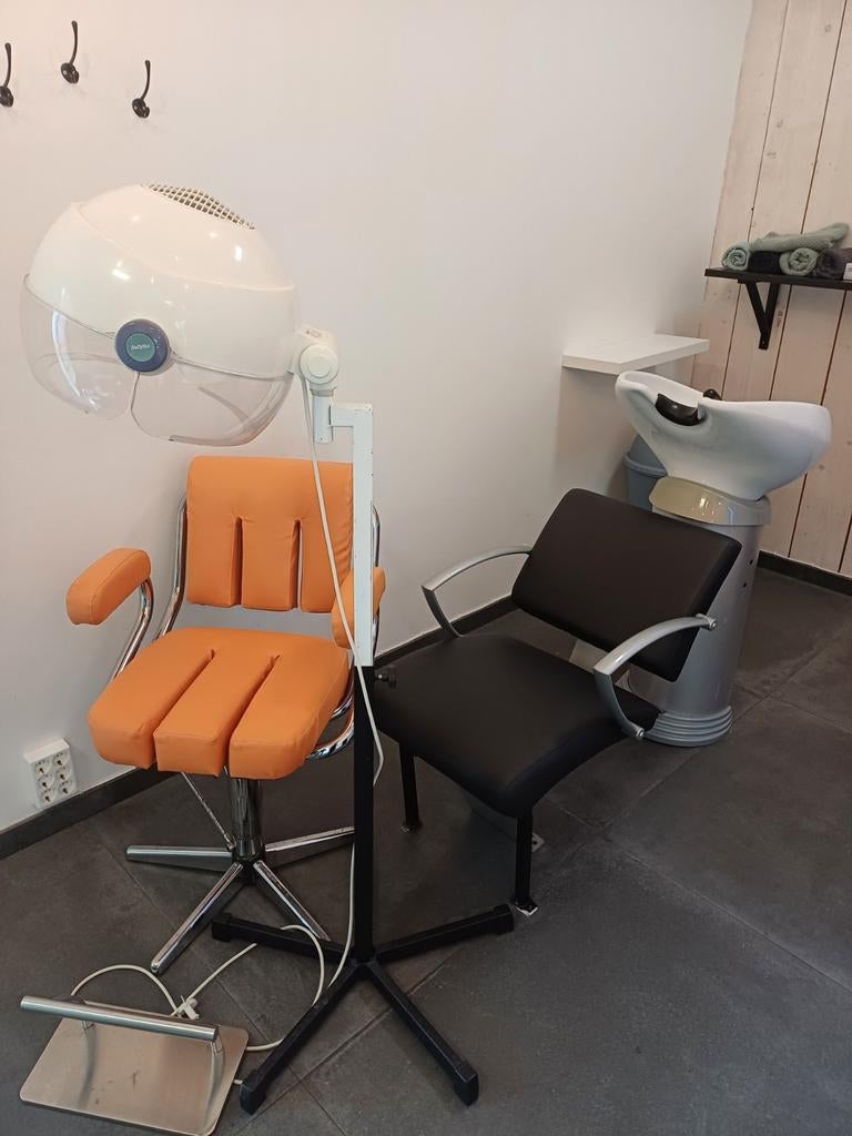 Kapperstoel, droogkap en wasbak met stoel, Ophalen