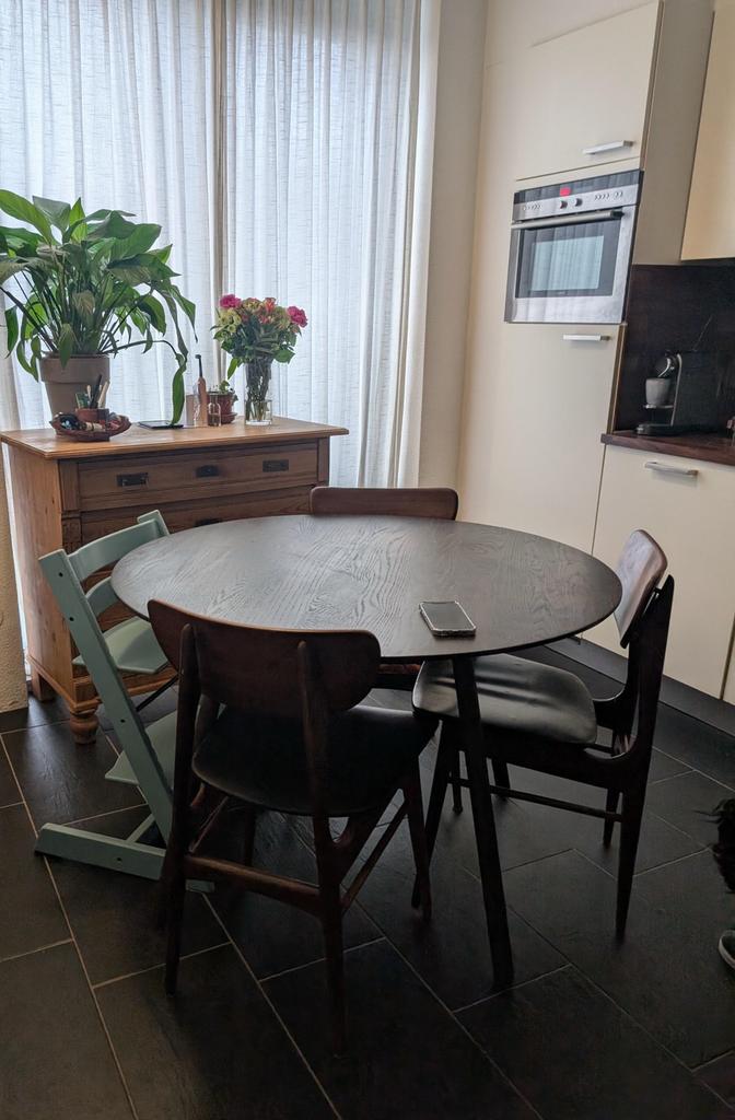 MUUBS Noir ronde eettafel, Ophalen of Verzenden, Zo goed als nieuw, 4 tot 6 stoelen