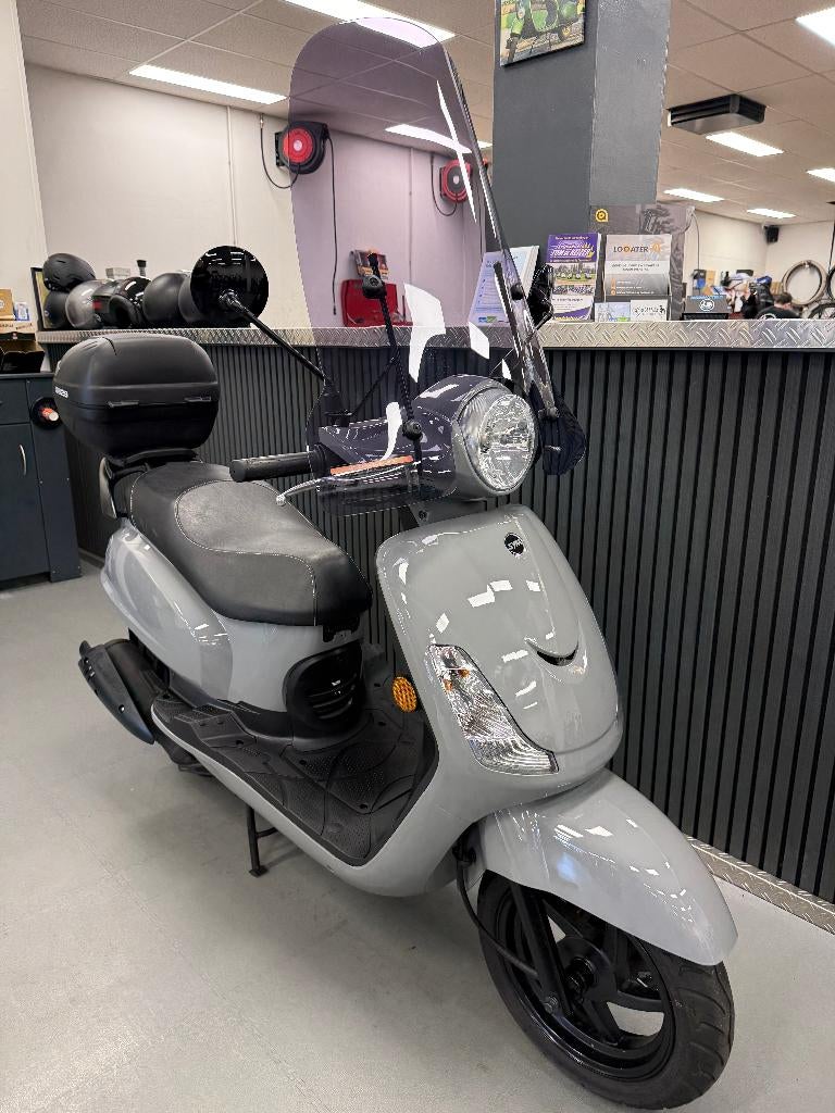 Sym Fiddle 2 Brom Nardo Grey E5 45KM BJ 2024 Scherm Koffer, Ophalen, Maximaal 45 km/u, Zo goed als nieuw, Benzine