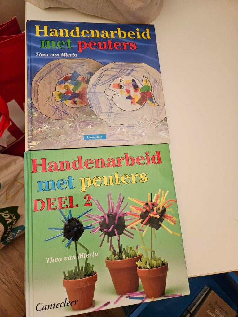 Handenarbeid met peuters - Deel 1 & 2 (Thea van Mierlo), Gelezen, Ophalen of Verzenden, Scrapbooking en Knutselen, Geschikt voor kinderen