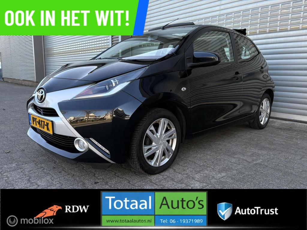 Toyota Aygo 1.0 VVT-i x-wave*NAV*PCAM*LM*OPEN-DAK*NEDERLANDS, Auto's, Voorwielaandrijving, Gebruikt, Euro 6, 4 stoelen