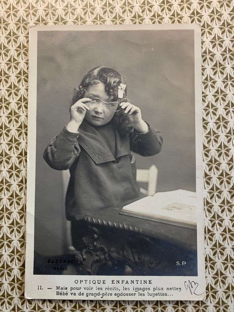 1905 Optique Enfantine - meisje zet haar bril op (NN), Ophalen of Verzenden, Voor 1920, Gelopen, Kinderen