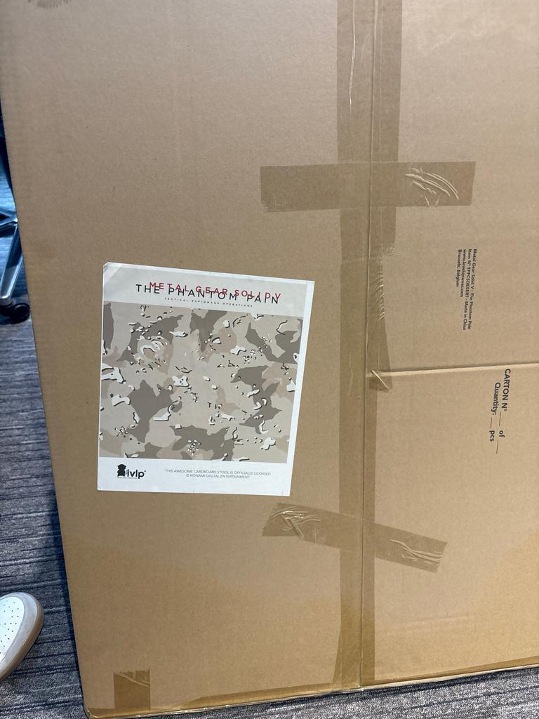 Metal Gear Solid V Cardboard Stool - Nieuw/Sealed (Konami), Ophalen of Verzenden, Nieuw, Overige genres