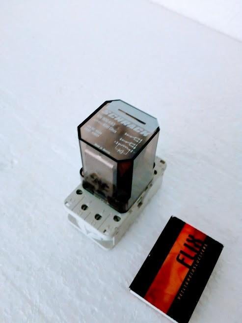 Relais 12VDC, 2 wisselkontakten met aansluitvoet, Ophalen of Verzenden, Nieuw