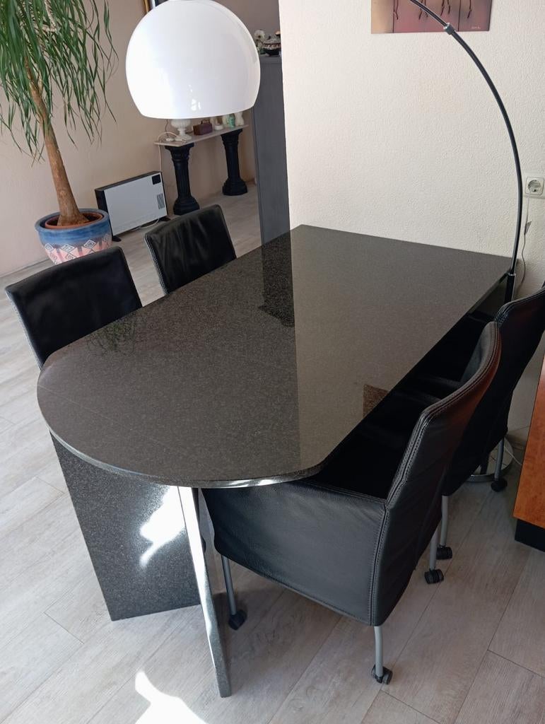 Granieten eettafel met 4 leren stoelen complete set!, Ophalen, Zo goed als nieuw, 4 tot 6 stoelen