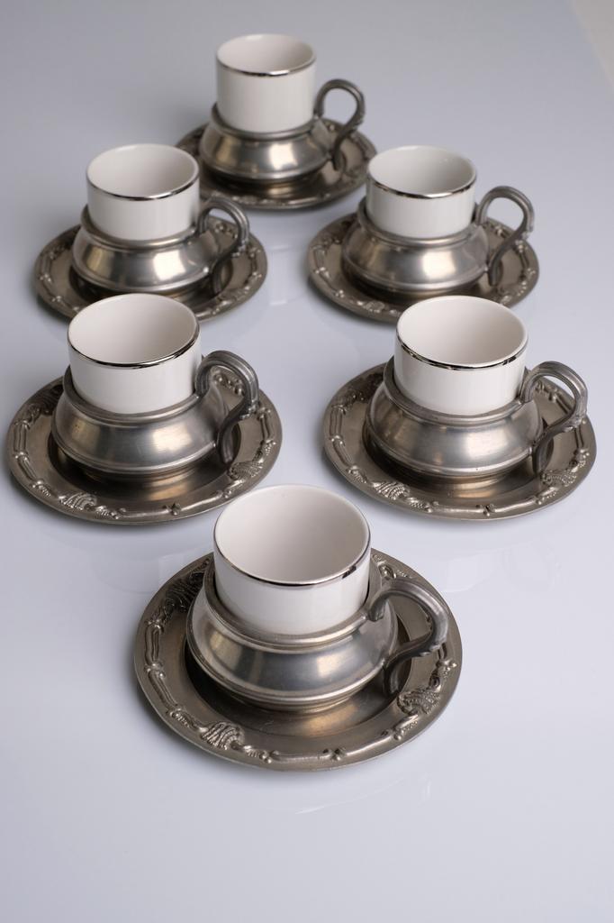 Porseleinen kopjes met tinnen houders, Antiek en Kunst, Ophalen