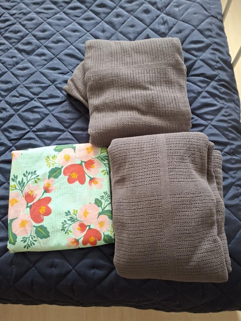 Gratis ophalen 2 grand foulards en 1 tafelkleed, bijna nieuw, Ophalen, Zo goed als nieuw