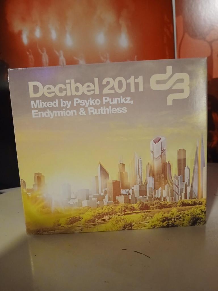 Decibel 2011, Ophalen of Verzenden, Zo goed als nieuw