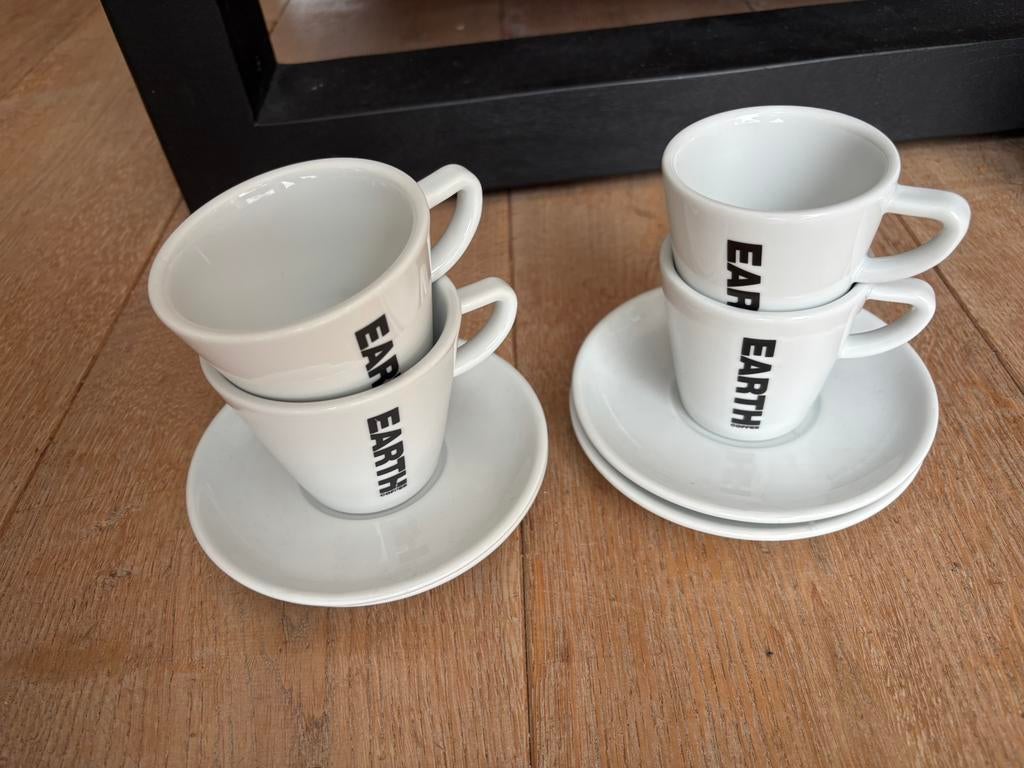 4 kop en schotels van Earth koffie wit porselein 2 maten, Ophalen, Zo goed als nieuw, Overige stijlen, Kop(pen) en/of Schotel(s)