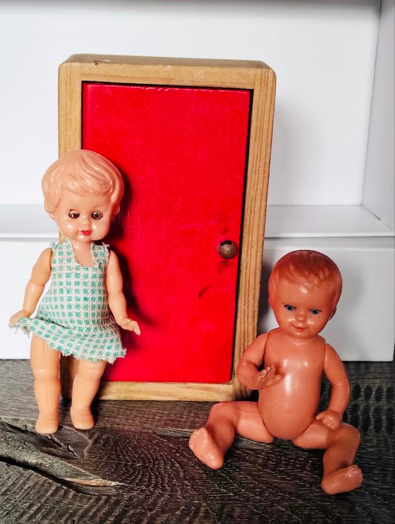 Oude, vintage poppenhuis poppetjes met houten kledingkast, Ophalen of Verzenden