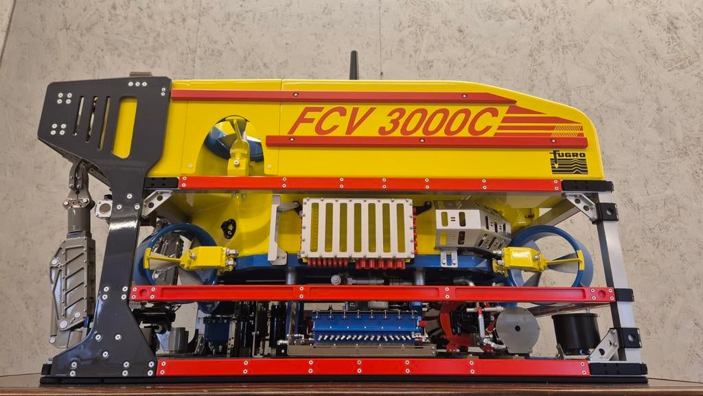Fugro FCV 3000C schaalmodel met vitrine & transportkist, Hobby en Vrije tijd, Modelbouw | Boten en Schepen, FCV 3000, Groter dan 1:32