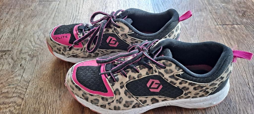 Te koop leuke sportschoenen., Meisje, Ophalen of Verzenden, Zo goed als nieuw, Sokken