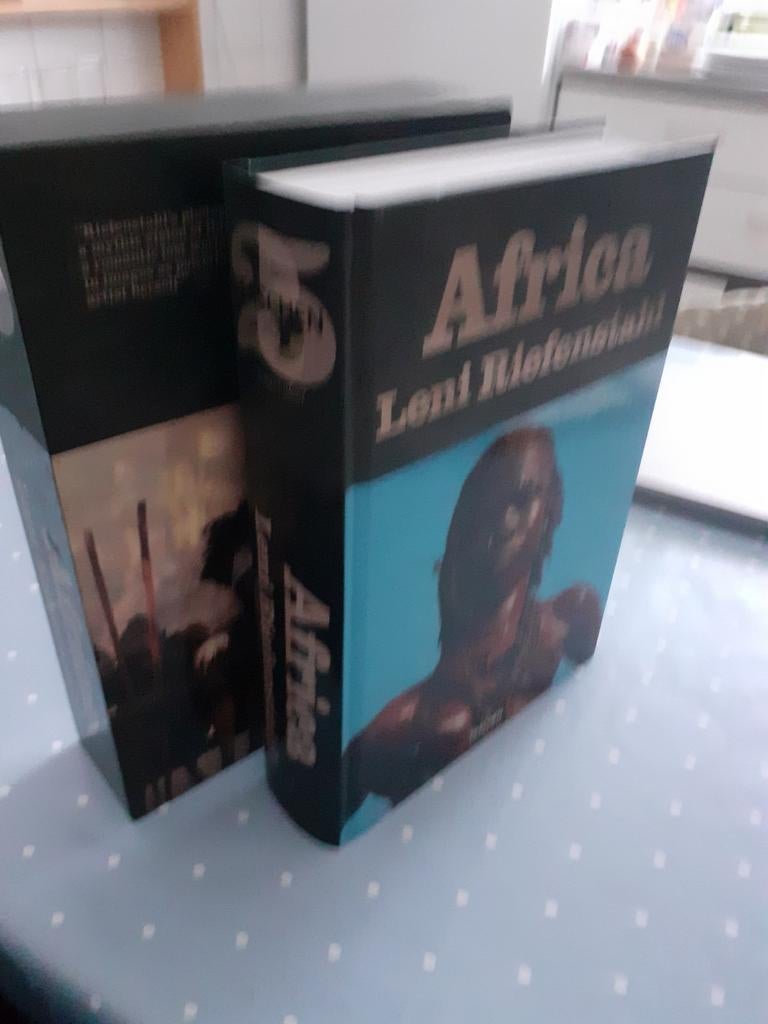 AFRIKA door Leni Riefenstahl,  boek in cassette, Taschen, Ophalen of Verzenden, Zo goed als nieuw, Afrika