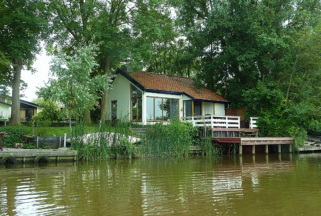 Te huur: Vakantiehuisje aan het water in Noord-Groningen (2, Vakantie, Vakantiehuizen | Nederland, Internet, 1 slaapkamer, Chalet, Bungalow of Caravan