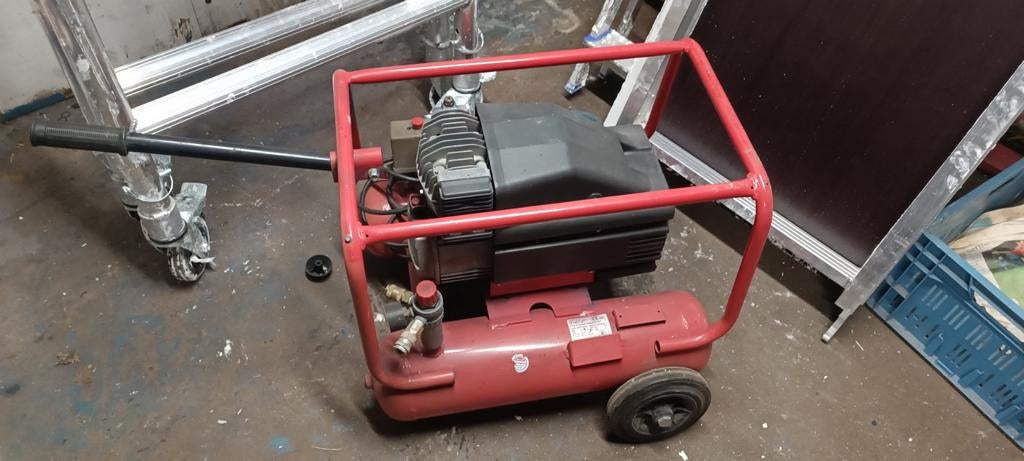 Fini Verrijdbare Compressor 2.5pk - Goed Onderhouden bj 2022, Doe-het-zelf en Verbouw, Ophalen, Gebruikt, 6 tot 10 bar, Minder dan 200 liter/min