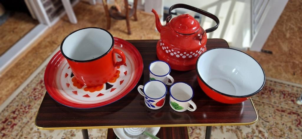 Vintage emaille set: theepot, mokken, schaal en kom, Ophalen