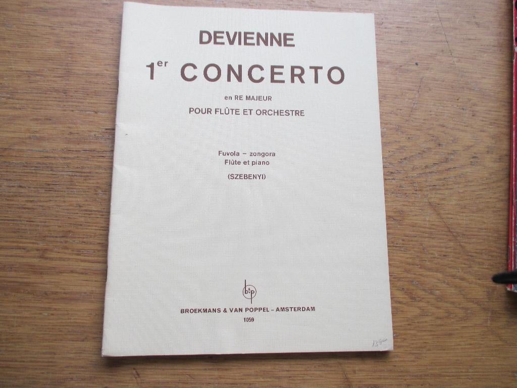 WORLD MUSIC FOR FLUTE -JESSICA WALSH  + CD - VOOR DWARSFLUIT, Muziek en Instrumenten, Bladmuziek, Gebruikt, Klassiek, Dwarsfluit of Piccolo