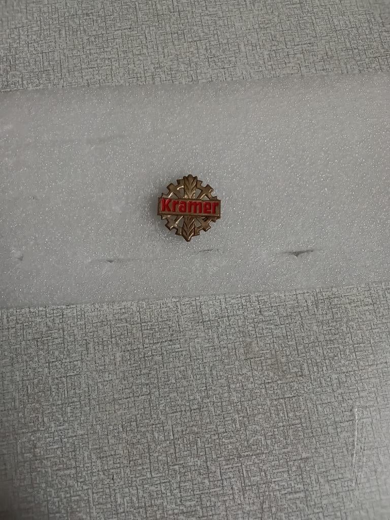 Metalen speldje van "" Kramer "" lanbouw,en traktoren., Ophalen of Verzenden