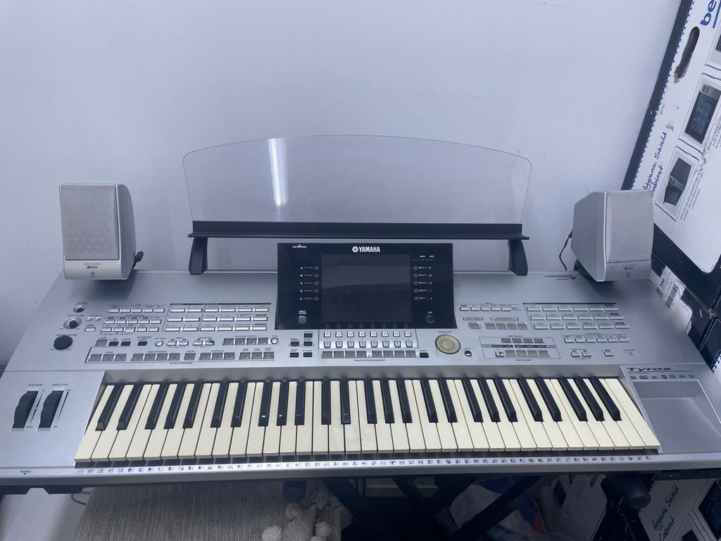 Yamaha Tyros keyboard met speakers, Muziek en Instrumenten, Keyboards, Ophalen, 61 toetsen, Yamaha, Zo goed als nieuw