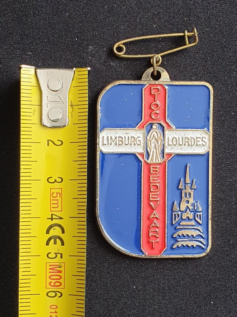 Bedevaart Lourdes Speld Limburg, Ophalen of Verzenden, Gebruikt