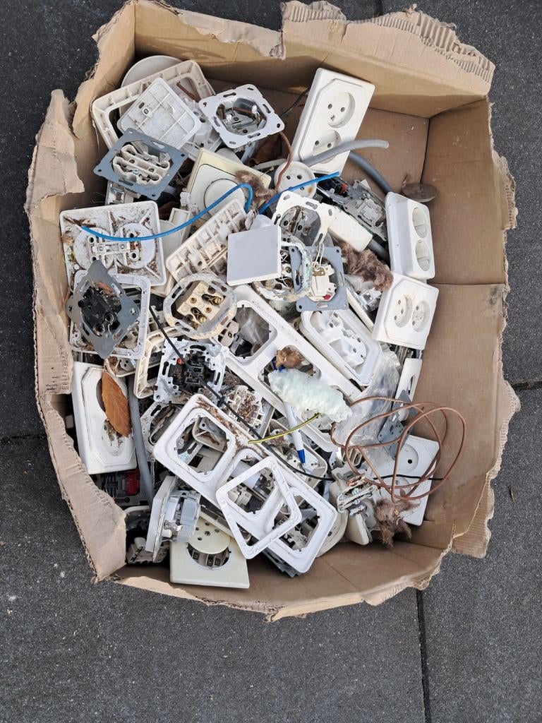 Doos met stopcontacten, Ophalen, Stopcontact