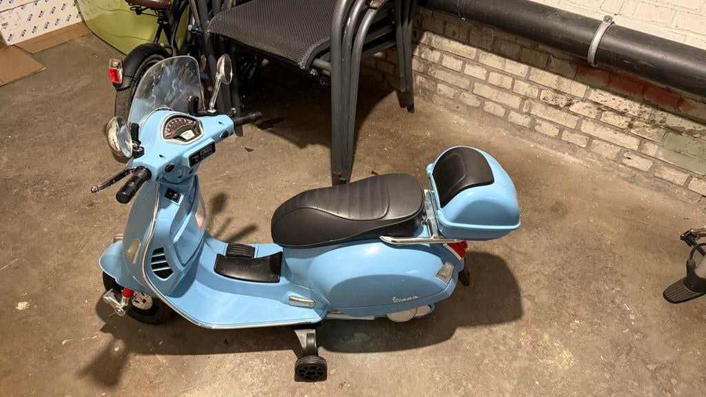 Kinds Vespa scooter Bezoeken > 12V | elektrische..., Ophalen of Verzenden, Zo goed als nieuw, Elektrisch, Vespa